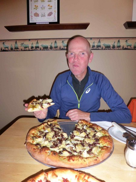 2017-alaska-033.jpg - heeeeel grote pizza