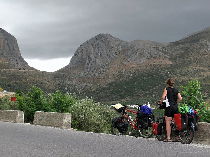 IMG_0708.JPG - Daar boven in het licht moeten we zijn: Ventas de Zaffaraya
