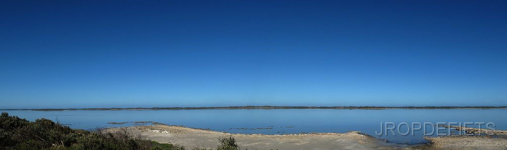 sta_2900_goolong.jpg - The Coorong NP