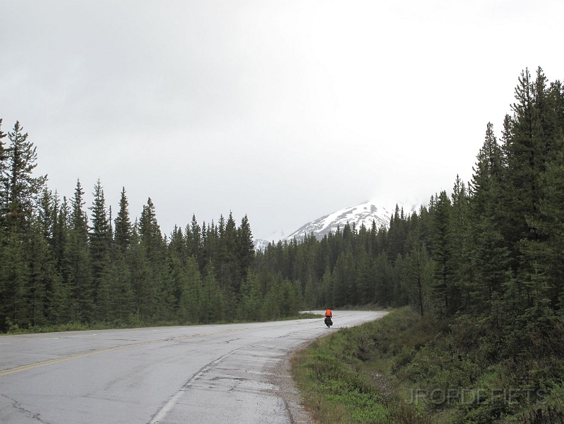 Canada-2012-014.JPG - Ice Field Park Way in de regen