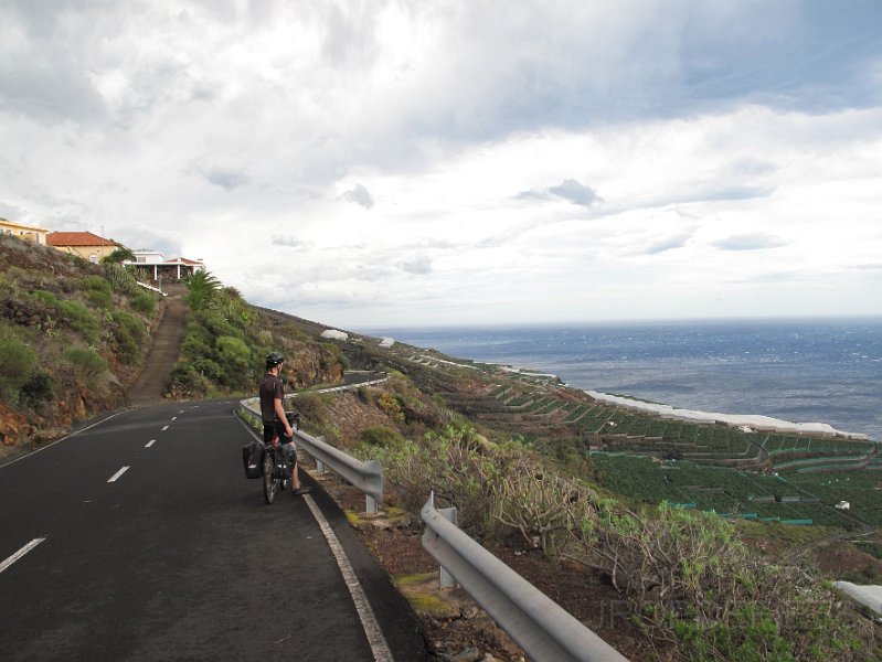 la-palma-2012-021.jpg - Afdaling naar de bananenplantages bij Marin Luis