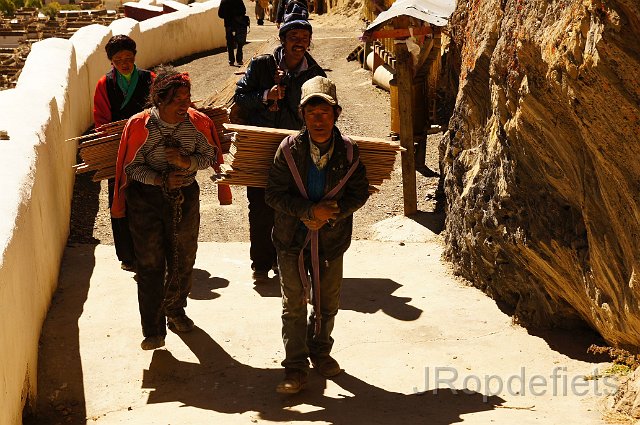 DSC03552.JPG - Shegar, het klooster krijgt nieuw parket