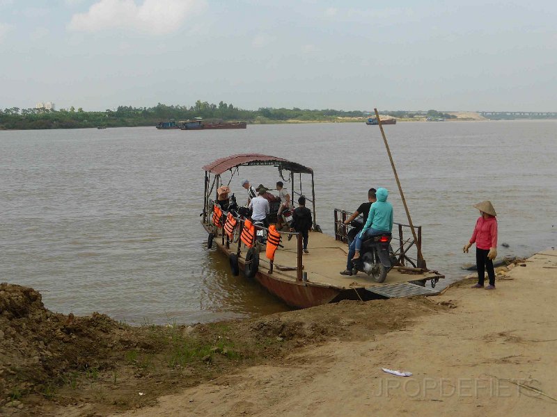vietnam2018-007.jpg - Pontje over de rode rivier