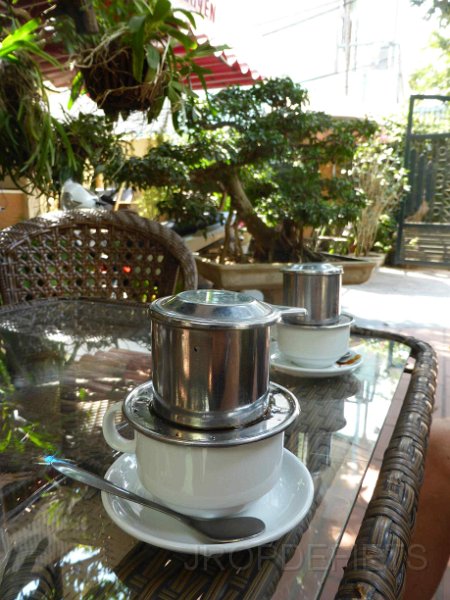 vietnam2018-030.jpg - Koffie om zijn Vietnamees, met gecondenseerde melk