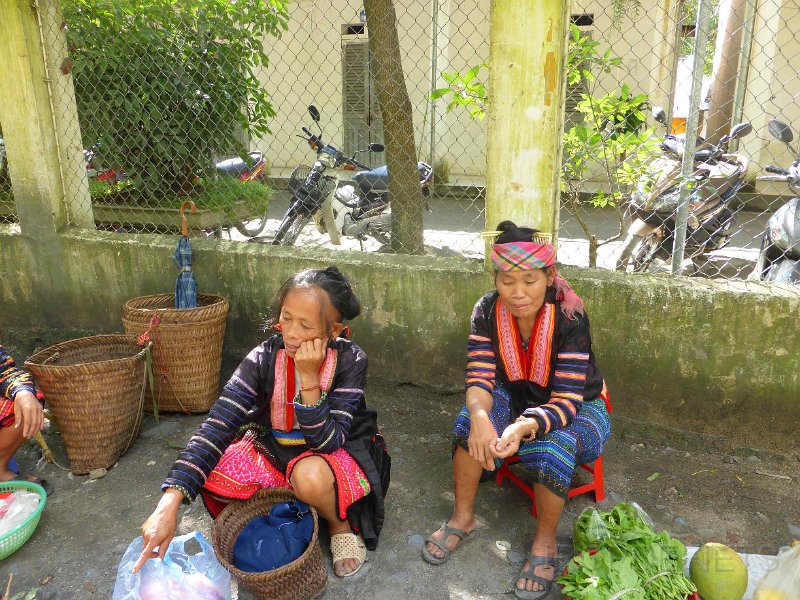 vietnam2018-050.jpg - de oranje vrucht verkoopsters in klederdracht