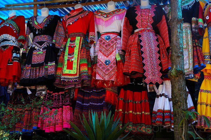 vietnam2018-085.jpg - Klederdracht, vooral nep, voor de toeristen