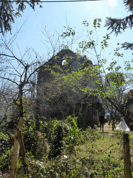 vietnam2018-103.jpg - Klooster ruïne, richting Ta Phin