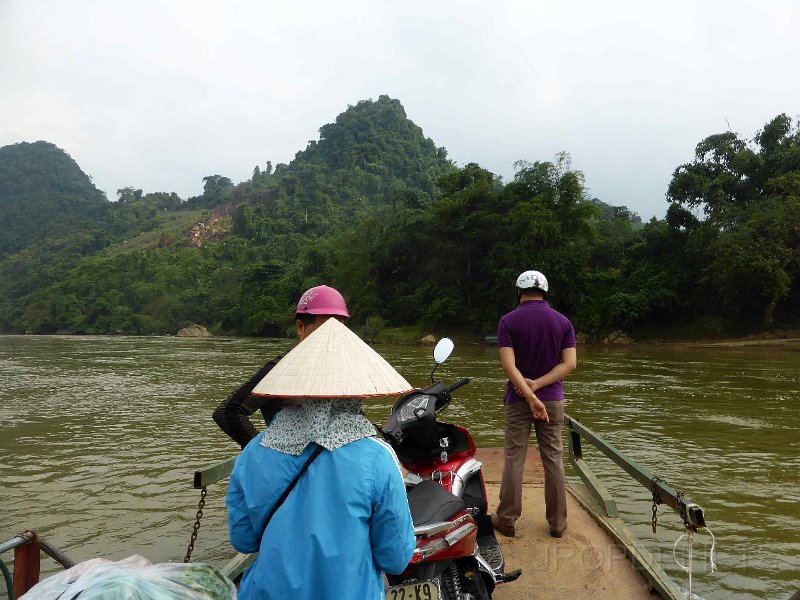 vietnam2018-126.jpg - En weer met een pontje, ditk eer over de Lo rivier