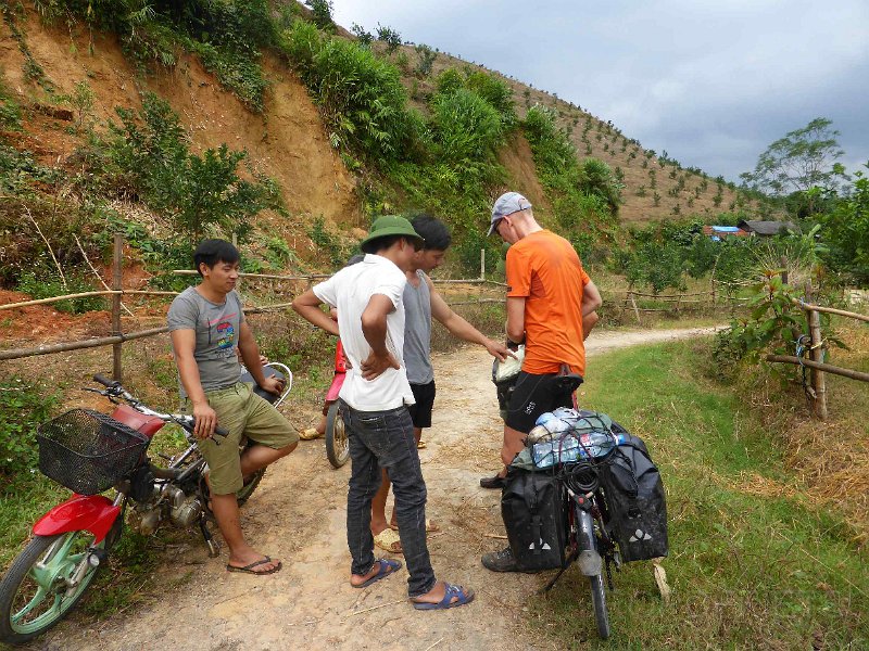 vietnam2018-127.jpg - Klein weggetje aan de andere kant van de Lo rivier