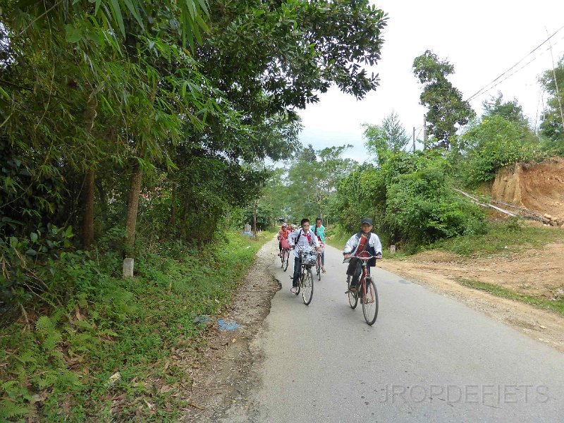 vietnam2018-130.jpg - Schoolkinderen achter ons aan