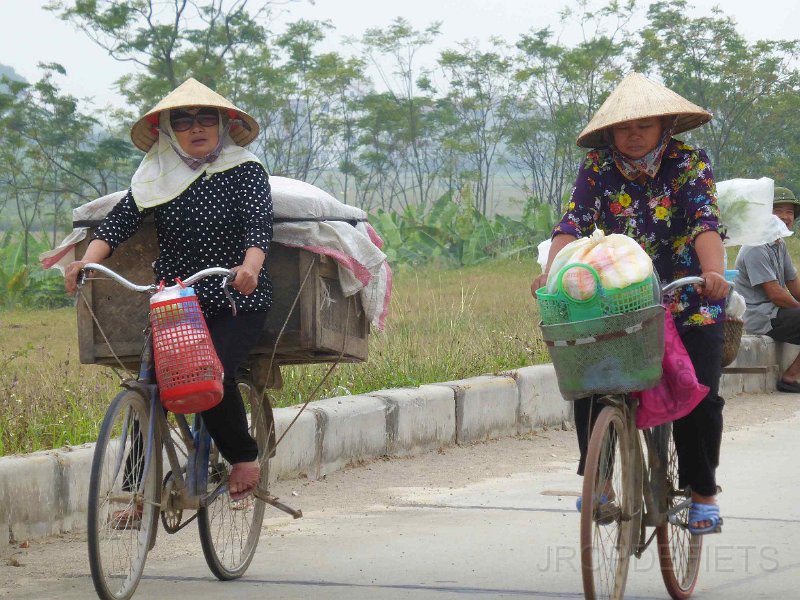 vietnam2018-140.jpg - Op de dijk langs de Da rivier