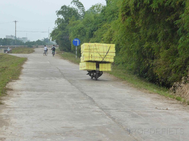 vietnam2018-141.jpg - Piepschuim op de brommer dit keer
